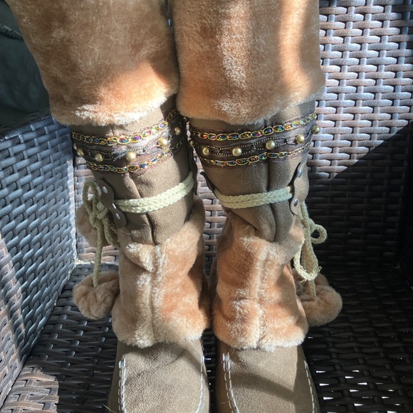 Mid-calf height for cozy coverage Soft plush faux fur lining Easy slip-on style - Picture 3 of 5